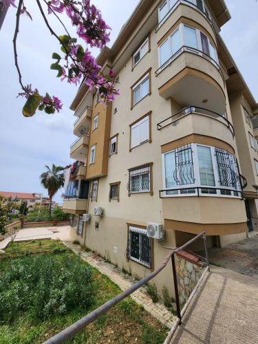 Yaparlı Sitesi (4+1 Flat for Sale in Büyükhasbahçe)