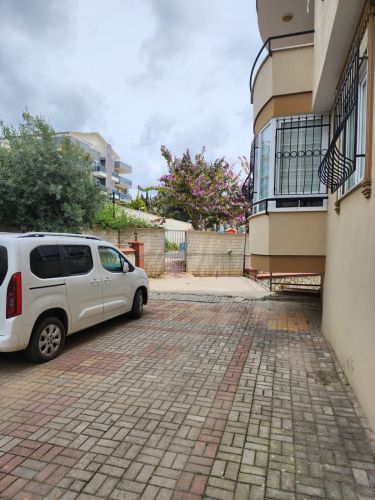 Yaparlı Sitesi (4+1 Flat for Sale in Büyükhasbahçe)