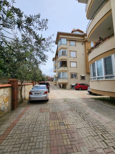 Yaparlı Sitesi (4+1 Flat for Sale in Büyükhasbahçe)