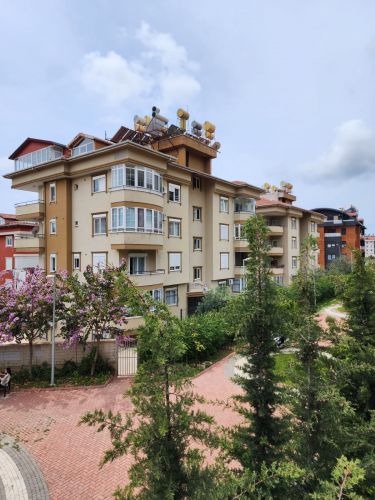 Yaparlı Sitesi (4+1 Flat for Sale in Büyükhasbahçe)